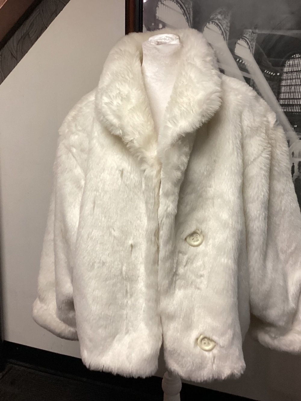 White faux fur jacket EXQUISITE DESIGN MEDIUM TO LARGE NEW